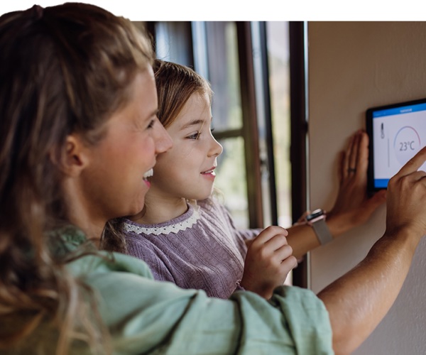 parent-and-child-using-electronic-heating-system